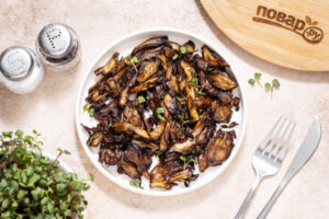 Жареные грибы майтаке с чесночным маслом и травами