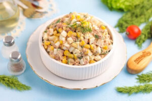 Салат с рыбными консервами, яйцом и кукурузой