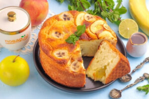 Нежный пирог с яблоком, бананом и киви