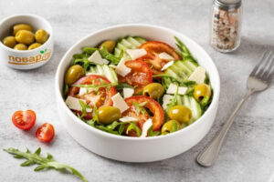 Салат с сыром, оливками и свежими овощами
