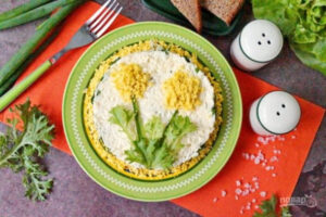 Салат «Одуванчик» с крабовыми палочками, огурцом и кукурузой