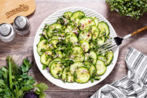 Свежий салат из огурцов, зелени и красного лука