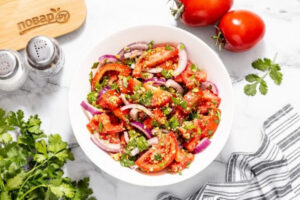 Салат из помидоров с кинзой, орехами и красным луком