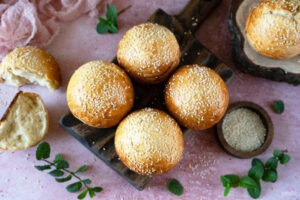 Домашние дрожжевые булочки с кунжутом