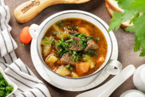 Наваристый суп с говядиной, картофелем и томатами