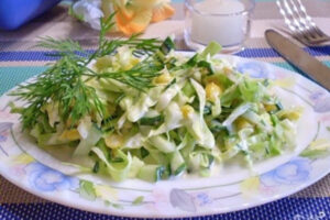 Летний салат с молодой капустой, огурцом и кукурузой