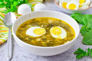 Зеленые щи со щавелем и яйцом на курином бульоне