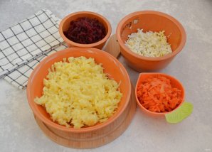 Салат «Гранатовый браслет» с сыром