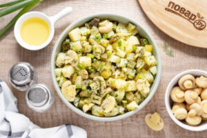 Салат «Деревенский» с картофелем, солёными огурцами и грибами