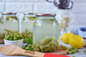 Компот из крыжовника с лимоном и мятой на зиму