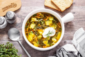 Зелёный суп из щавеля с картофелем и овощной зажаркой