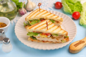 Сэндвич с индейкой, яйцом и зерновой горчицей