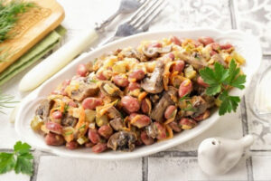 Сытный салат с фасолью, жареными шампиньонами и маринованными огурцами