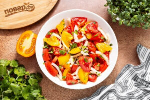 Салат из помидоров с маринованным луком и зеленью