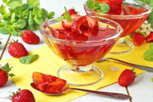 Домашнее желе из клубники с ягодными кусочками