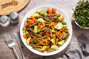 Салат из солёного папоротника с овощами