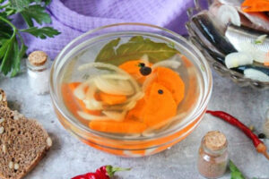 Горячий маринад для рыбы с луком, морковью и укропом