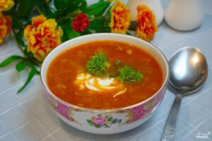 Мясная солянка с курицей, копчёностями и солёными огурцами