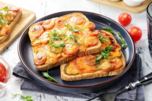 Горячие бутерброды с сосисками, сыром и маринованными огурцами