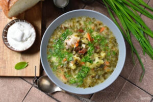 Куриный суп со щавелем и плавленым сыром