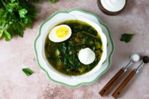 Зеленый борщ с крапивой, картофелем и яйцом