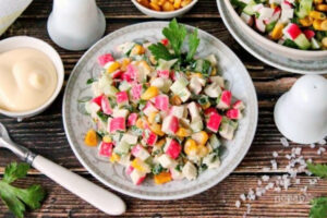 Постный салат с крабовыми палочками, кукурузой и огурцом