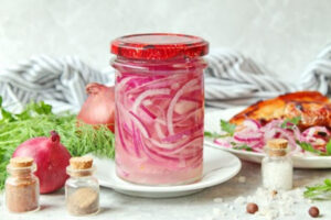 Маринованный лук с уксусом