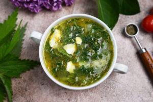 Зелёный борщ с крапивой и курицей