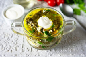 Зеленый борщ со щавелем и яйцом
