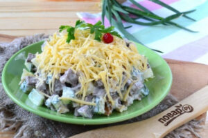 Салат с говяжьим языком, свежим огурцом и орехами