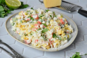 Салат «Нежный май» с крабовыми палочками, рисом и кукурузой