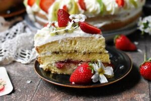 Бисквитный торт с киви, клубникой и кремом из маскарпоне