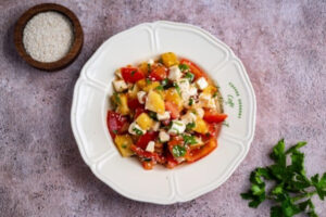 Салат с творожным сыром, ананасом и помидорами