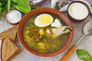 Зелёный суп со щавелем, крапивой и курицей