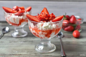 Творожный десерт с клубникой и сметанным кремом