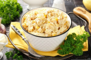 Салат с курицей, яичными блинчиками и кукурузой