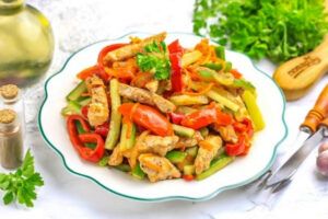 Теплый охотничий салат со свининой и овощами