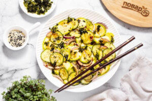 Азиатский салат из молодого кабачка с огурцом и кунжутной заправкой