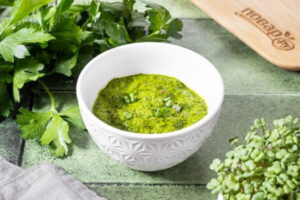 Соус мохо верде с кинзой, петрушкой и чесноком