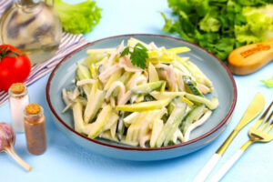 Салат с кальмарами, свежим огурцом и зеленым яблоком
