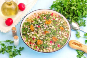 Постная окрошка на квасе с картофелем, редисом и зеленью