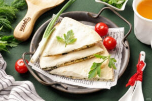 Тортилья с творогом, сыром и зеленью в аэрогриле