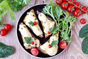 Горячие бутерброды со шпротами, сыром и соленым огурцом
