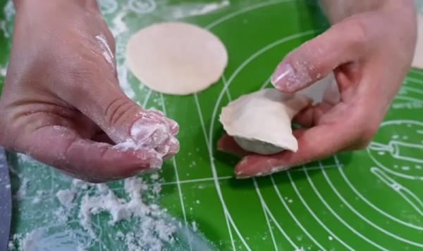 Домашние вареники с картофельным пюре и оригинальным соусом из зелени: настоящее объедение для всей семьи