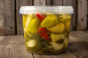 Квашеный сладкий перец с хреном, укропом и вишневыми листьями