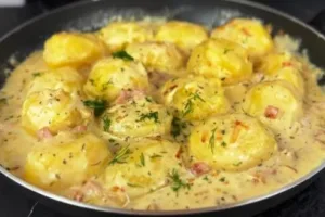 Картофель в сливочном соусе с беконом и сыром