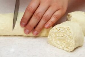 Болгарский тутманик с брынзой: мягкий слоистый пирог к чаю и супу