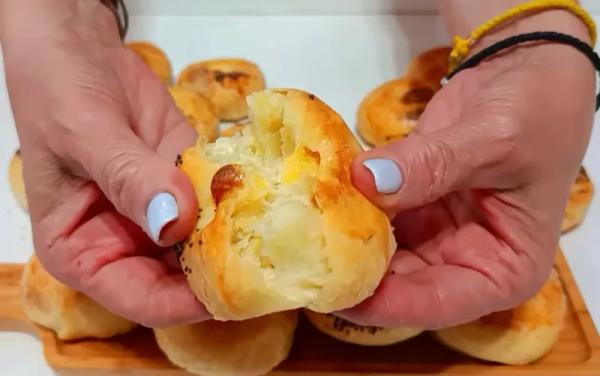 Не леплю каждый пирожок: раскатываю пласт, выкладываю пюре, сворачиваю рулетом и режу. Экспресс-выпечка за считанные минуты