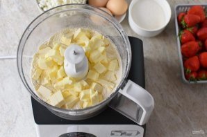 Пирог с клубникой и творогом