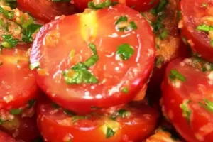 Быстрые маринованные помидоры дольками с чесночно-перечным соусом
